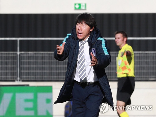 10일 오후(현지시간) 스위스 빌/비엔 티쏘 아레나에서 열린 축구 국가대표팀 평가전 대한민국 대 모로코의 경기  신태용 감독이 작전 지시를 하고 있다. <연합뉴스>